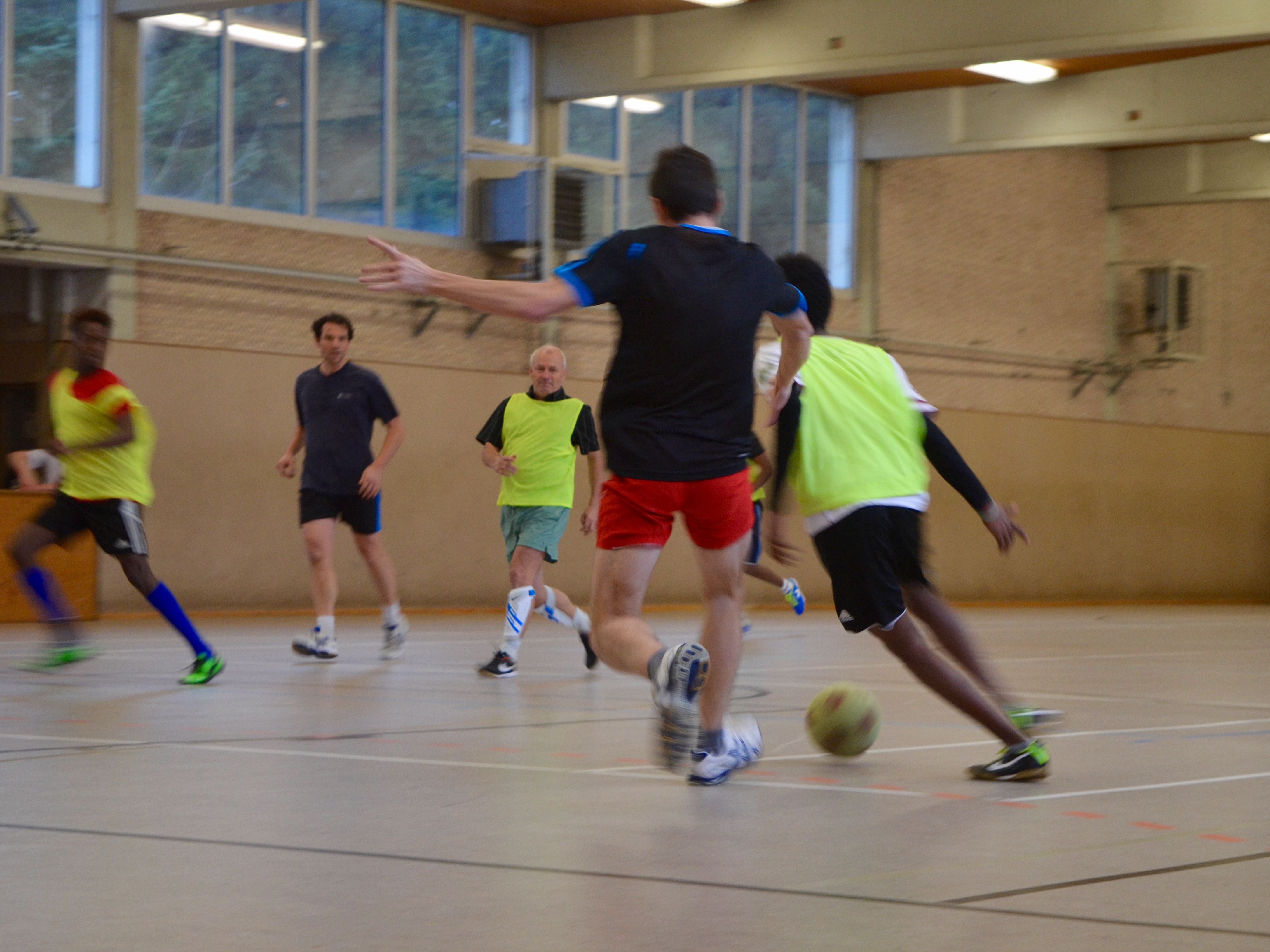 Kicken mit Asylbewerber | eigene Aufnahme