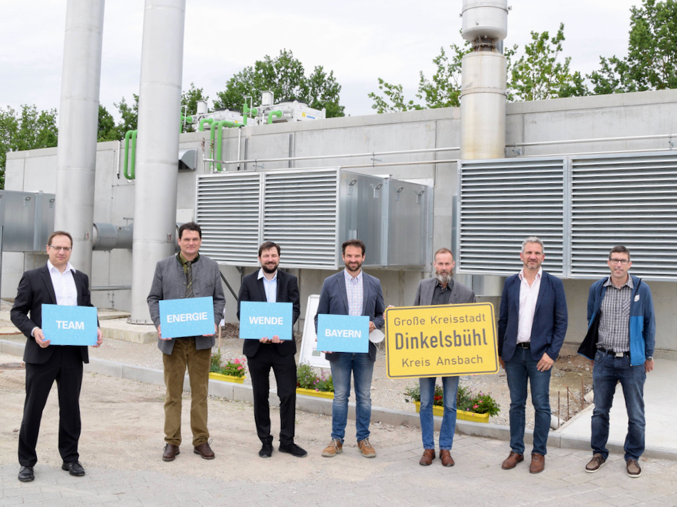 Besuch mit Symbolwirkung vor Biogas-Kraftwerk in Dinkelsbühl